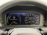 速度や各種車両情報を運転席正面の画面で確認でき、走行中も必要な表示を把握しやすいレイアウトです。表示が見やすく、日々の運転を支える実用的な装備です。