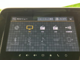 テレビやラジオ、Bluetooth、USBなど複数の音源を選択できるメニューを備えています。使いたい項目を画面で確認しながら選べるため、日常の音楽再生にも便利です。