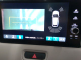 バックカメラの画像です。ガイドラインがスムースな車庫入れをサポートいたします。車庫入れの安心感がアップしますね。