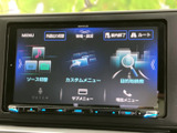 ナビゲーションや音楽などのメニューが画面上に整理され、目的地検索やソース切替も選びやすい構成です。日々の移動をサポートする便利な装備として活躍します。