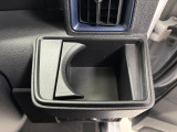【運転席ドリンクホルダー】