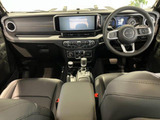 かつての名車、CJのオマージュをした直線基調のデザインです。直感的に操作できるスイッチ類となっております。