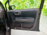 落ち着いた色合いでまとめられたドアまわりは、車内に自然になじむ印象です。手元のスイッチや収納スペースも確認でき、乗り降りの際に使いやすい構成です。