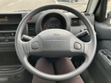 握りやすい形状のステアリングに、左右のレバーやメーターがまとまった運転席まわりです。前方を見ながら手元の操作部を確認しやすい配置です。