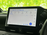 画面上に検索や地図、電話、音楽などの項目が並び、目的に応じて選びやすい表示です。タッチ操作で必要な機能を呼び出せるため、日常の移動をサポートしてくれます。