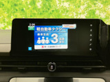 テレビ番組を表示できる画面を備え、停車中の待ち時間に映像を楽しめます。画面上で番組内容を確認でき、休憩中など車内で過ごす時間をより便利に活用できます。