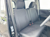 運転席まわりには十分なスペースがあり、大柄な方でもゆったり運転していただける環境です。