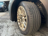タイヤサイズは215/45R17です。