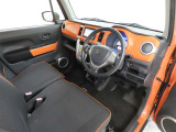シンプルで使いやすいデザインの運転席です。
