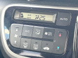 【オートエアコン】一度お好みの温度に設定すれば、車内の温度を検知し風量や温度を自動で調整。暑い&hellip;寒い&hellip;と何度もスイッチ操作をする必要はありません。快適な車内空間には必須の機能ですね♪