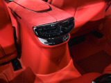 レザー・インテリア・カーペット(Rosso)を採用し、足元まで美しいレッドレザーで仕立てられています。