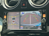 後方の映像に加え、車両周辺を上から捉えた表示も確認できます。駐車場での後退時に周囲との位置関係を把握しやすく、目視確認と合わせて駐車をサポートします。