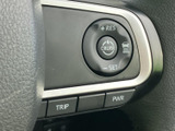 ステアリングにはオーディオや電話などに関わるスイッチがまとまり、視線を大きく移さず手元で操作しやすい配置です。走行中も必要な項目を確認しやすく便利です。