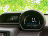 速度やシフト位置などを運転席から確認しやすい配置で、走行中も必要な表示を把握しやすくなっています。表示がまとまったメーター廻りで、日々の運転をサポートします。