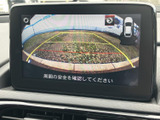 後方の映像に駐車時の目安となるガイド線が表示され、周囲を確認しながら操作できます。車庫入れや縦列駐車など、日常の駐車をサポートしてくれる便利な装備です。