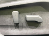【パワーシート】スイッチ一つで簡単にシートの微調整が可能!電動だから力もいりません!快適なシートポジションにセットして、快適なドライブをお楽しみください。