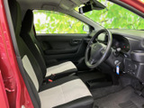 前席は明るい色合いを取り入れたシートで、座った際にも車内がすっきりとした印象です。前方や左右の窓から周囲を確認しやすく、毎日の移動にも心地よくお使いいただけます。