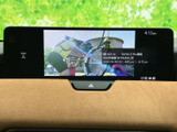 テレビ番組をモニターで視聴できる装備です。停車中の待ち時間などに映像を楽しめるため、車内で過ごす時間をより快適に活用できます。視聴は停車時にお楽しみください。