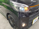 【LEDヘッドライト】悪天候や夜間走行時も良好な視界を確保し安心して運転できる高輝度LEDヘッドライトを装備!点灯速度が早く、消費電力も抑えられています。
