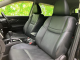 前席は座面と背もたれにゆとりを感じる形状で、運転席と助手席を並べて確認できます。落ち着いた色合いの室内にまとまり、日々の移動もくつろいでお過ごしいただけます。