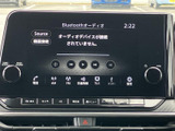 オーディオ画面から音源や設定項目を確認でき、選びたいメニューを画面上で把握しやすい構成です。ボタン類も並び、音楽を楽しむ際に操作しやすくなっています。