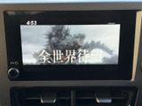 番組映像を画面で確認でき、停車中の休憩時間にテレビを視聴して過ごせます。画面上に映像と番組情報が表示され、停車時にも手軽に楽しめる装備です。