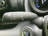 レバー上の記号が見やすく、操作内容を手元で確認しやすい仕様です。運転席から視線を大きく移さずに扱える位置にあり、天候の変化に応じた操作をサポートします。