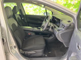 運転席まわりは前方を見渡しやすい配置で、シートや足元にもゆとりを感じられます。落ち着いた色合いの室内は清潔感があり、毎日の移動も心地よく過ごせる空間です。