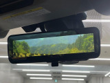 【スマートリヤビューミラー】後席の大きな荷物や同乗者で後方が確認しづらい時でも安心!カメラが撮影した車両後方の映像をルームミラー内に表示。クリアな視界で状況の確認が可能です!