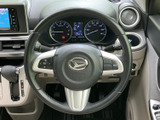 手元にはスイッチが備わり、運転姿勢を大きく変えずに機能を扱えます。メーターも正面に配置され、必要な情報を確認しながら運転に集中しやすいレイアウトです。