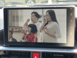 画面には映像が表示され、視認しやすい大きさで車内から確認できます。目的に合わせて画面表示を活用でき、移動中の案内確認にも便利な装備です。