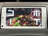 テレビ映像を表示できる画面を備え、停車中の待ち時間に番組を視聴できます。画面の内容を確認しやすく、休憩のひとときにも活用いただける装備です。安全のため視聴は停車中にお楽しみください。