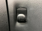 荷物の固定に使えるフックが備わり、日用品などを積む際にも活用できます。耐荷重の表示を確認して使えるため、車内の収納を工夫したい方に便利な装備です。用途に合わせてお役立てください。