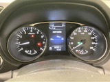 速度やエンジン回転数などの情報が左右のメーターと中央画面にまとまり、運転中も必要な表示を確認しやすい構成です。走行情報をひと目で把握しやすく、日常使いに便利です。