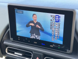 テレビ番組を画面いっぱいに表示でき、停車中の休憩時間などに映像を楽しめます。文字や映像も画面上で確認しやすく、車内で過ごす時間に便利な装備です。
