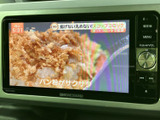 テレビ番組を画面で楽しめる装備です。停車中の休憩時間などに映像を視聴でき、画面脇には音量調整用のダイヤルも備わります。お出かけ先での待ち時間にも活用いただけます。