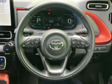 手元に複数のスイッチが配置され、運転姿勢を保ちながら各種操作を行いやすい仕様です。メーターを見やすい位置に構えやすく、日々の運転時にも扱いやすさを感じていただけます。