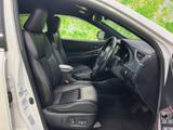 前席は身体を包み込むような形状で、ゆったりと腰掛けられる空間です。運転席まわりまで見渡しやすく、ブラックを基調とした車内は落ち着いた雰囲気です。