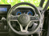 手元に複数のスイッチが集まり、視線を大きく動かさずに各種機能へアクセスしやすい配置です。メーターも正面に確認でき、日常の運転をサポートする使い勝手が魅力です。