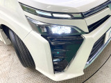 【LEDヘッドライト】悪天候や夜間走行時も良好な視界を確保し安心して運転できる高輝度LEDヘッドライトを装備!点灯速度が早く、消費電力も抑えられています。