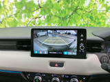 周囲の様子を画面で確認でき、駐車時など車両の位置を把握したい場面で役立ちます。画面上にガイド線も表示されており、車庫入れや幅寄せの際の確認をサポートします。