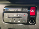 【オートエアコン】一度お好みの温度に設定すれば、車内の温度を検知し風量や温度を自動で調整。暑い&hellip;寒い&hellip;と何度もスイッチ操作をする必要はありません。快適な車内空間には必須の機能ですね♪