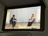 天井に設置されたモニターで、停車中に映像を楽しめます。画面が大きく、車内で過ごす時間の気分転換にも便利な装備です。ご利用方法はスタッフまでお尋ねください。