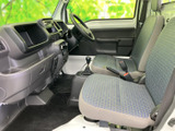 助手席側からも座席や足元を見渡しやすく、同乗される方にも落ち着いて過ごしていただける室内です。明るい窓まわりで、開放感も感じられます。