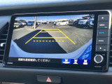 画面には後方の映像と進路の目安が表示され、駐車時に周囲を確認する際に役立ちます。車両後方の状況を把握しやすく、日々の駐車をサポートする便利な装備です。