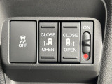 【両側パワースライドドア】スマートキーや運転席のスイッチで後席両側スライドドアの開閉が可能♪電動だから力を入れてドアを開ける必要が無く、小さなお子様でも簡単に開け閉めでき快適です♪