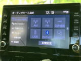 オーディオの選択画面には、AMやFM、交通情報のほか、USBやBluetoothなどの項目が並びます。利用したい音源を画面で確認して選べる、日常使いに便利な装備です。
