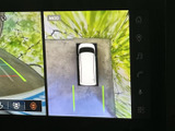 後方の映像に加えて車両を上から見た表示も確認でき、駐車時の周囲把握をサポート。画面のガイド表示も、バック時の位置確認に役立ちます。