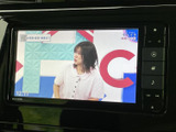 テレビ番組を画面で視聴できる装備を備えています。停車中の待ち時間などに映像を楽しめるため、車内で過ごす時間をより充実させたい方にもおすすめの便利な機能です。