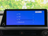 画面にテレビ番組が表示され、停車中の待ち時間などに映像を楽しめます。画面の左右に余白があり、表示内容を確認しやすい見え方です。車内で過ごす時間をより快適にしたい方にうれしい装備です。